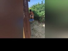 COGÍ A ESTA CHICA CALIENTE ORINANDO EN LA PLAYA, ME VIÓ Y QUISO MAMAMAR...