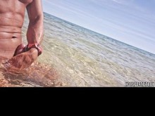 Paja arriesgada en la playa pública: ¡Hotsportfitboy acaricia una gran polla dura desnudo en el mar!