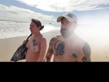 Salimos a caminar desnudos a la playa