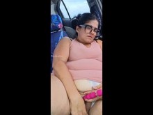 En una playa de Puerto Rico en el carro con las ventanas baja me meto el dildo bien rico
