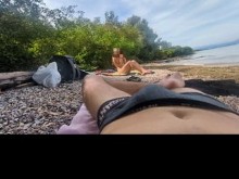 Hottie de la playa en topless elimina las bragas y le muestro mi polla