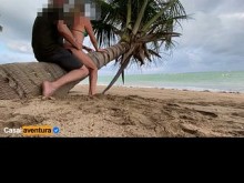 Buscando lugar para hacer el amor en la playa - Pareja amateur