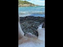 Sacandome la polla en una playa nudista