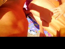 "Esta es una playa completamente nudista. Tienes que quitártela". Él une su bikini y la folla duro en público.