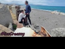 ¡Dick Flash! Mamada arriesgada en la playa: ¡Profesora y estudiante en medias casi atrapadas!