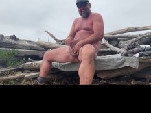 Semental maduro dispara una gran carga en la playa