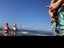 Saco mi polla en la playa pública y las chicas sexys quieren algo de acción.