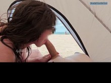 Sexo público extremo en una playa nudista con mirones