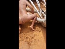 Ladysilva luciendo su trasero bronceado con una línea de bronceado muy sexy en la playa