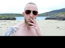 La primera vez del irlandés en una playa nudista y le encanta