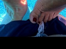 Le muestro el coño al socorrista en la piscina y después de mear me follan en el baño