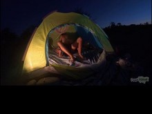 Después de UNA NOCHE con un DESCONOCIDO follamos por TERCERA VEZ al AMANECER en una CARPA en la PLAYA PÚBLICA