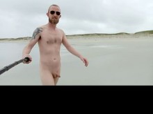 Exhibicionista dando un paseo bajo la lluvia