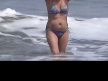 Mi esposa se saca las tetas y presume su panocha peluda en una playa publica