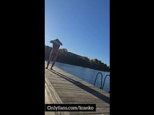 Nada desnudo en una playa pública sueca