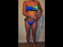 Adolescente universitario preparándose para la playa