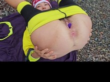 YOGA en la playa con reloj en el coño abierto # Esposa caliente en la playa fría # Parte 1