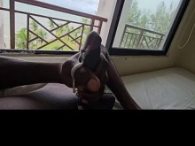 Vista ventosa de la playa cerca de la ventana perfecta para que mi polla topo negra se fajee