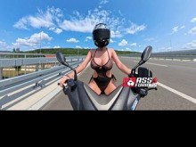 Conducir motocicleta con ropa de playa transparente