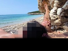 ¡Dick Flash! Paja de profesora nudista en la PLAYA (¡ATRAPADA!) - MissCreamy