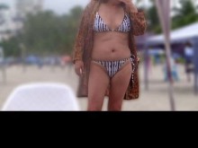 Mi bella esposa se luce en la playa, se corre en su concha después de masturbarse