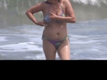 En la playa no puedo resistir más y me masturbo mientras miro la gran polla de mi hijastro.