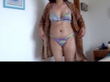 En la playa grabo a mi madrastra poniéndose el bikini todos los días.