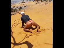 Ladysilva mostrando su culo caliente en bragas en la playa
