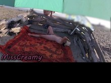 ¡Destello de coño! ¡Profesor se masturba en la playa y es descubierto por voyeurs! - Señoritacremosa