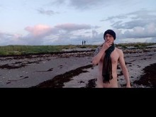 Exhibicionista pillada por pareja. Se besan mientras yo me presumo