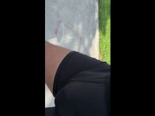 Impresión de pene, bulto de pene caminando. mostrando