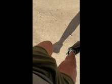 Dick muestra el pubis transparente a través de pantalones cortos