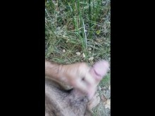 Deportes acuáticos en la playa nudista hacerse una paja con una gran corrida al aire libre entre los arbustos con una enorme erección después de orinarme encima.