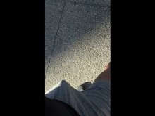 Bulto con estampado de polla mostrando pantalones cortos