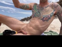 Jugando con mi polla en una playa publica