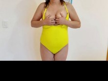 Mi hijastro sigue masturbándose mientras me mira en bikini en la playa, sigue viniéndose.