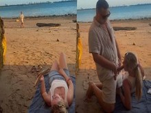 UN DESCONOCIDO ME ATRAPÓ Masturbándome en la playa PÚBLICA NUDISTA, Le chupé la Gran Polla mientras me bajaba, ¡Mi Esposo Filmó!