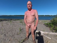 Pajeándose en la playa del río