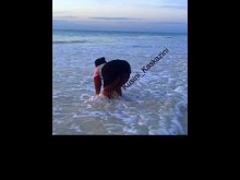 El paseo matutino por la playa provocó humedad y fuertes gemidos...