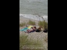 ¡Un extraño me sacude en secreto en una playa nudista y luego se acerca a saludarme! Pelirroja MILF Ginger Ale