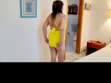 En la playa mi hijastro se pajea mientras me pongo el bikini y me excita.