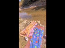 No puedo creer que la esposa de un amigo se desnudara y me dejara correrme en su culo en un campamento público cuando él no estaba loco.