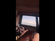 Casi pillada masturbándose en una playa pública