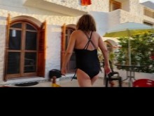 De vacaciones en la playa me saco las tetas en público y a mi marido le encanta.