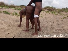 recompensé al chico local con un rapidito en una playa pública en África ## 3