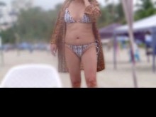 Hermosa madrastra se luce en la playa y recibe una gran carga en su coño peludo