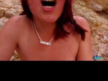 Un afortunado bañista se pone duro con la pelirroja que tiene el sexo anal en mente