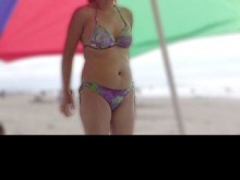 En la playa madrastra se luce, se masturba, me deja correrme en su coñito peludo