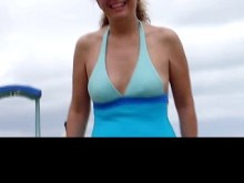 En la playa preciosa madurita de 60 años enseñando las tetas, el coño y el culo