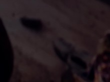 Tattoo Girls Shibari Suspensión en una playa pública en Tailandia - Bondage BDSM